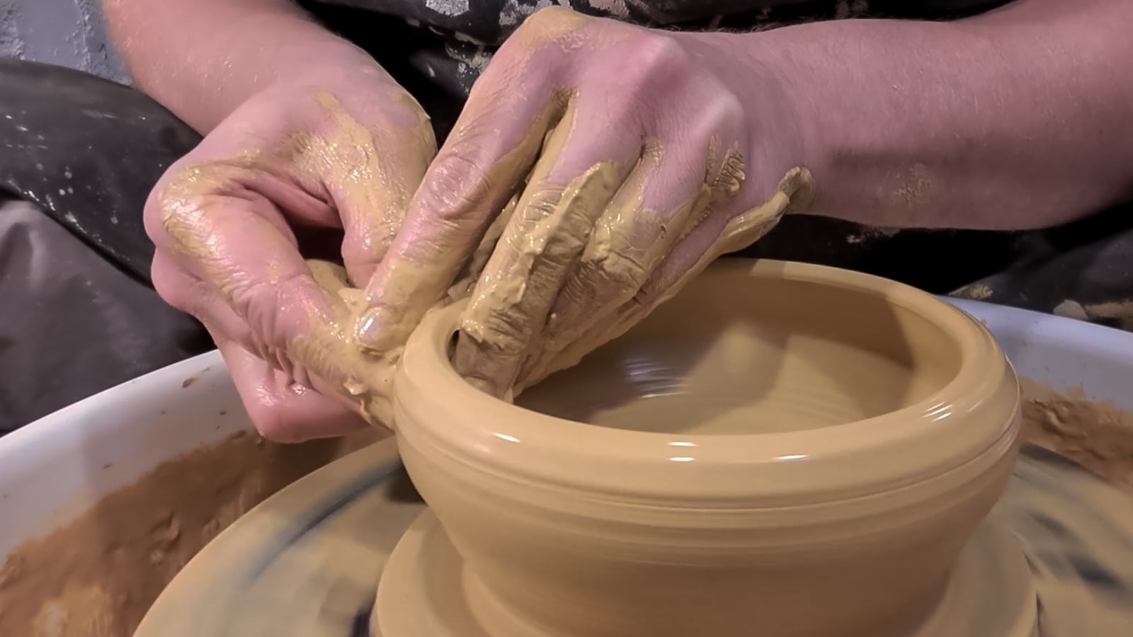 Video: Throwing and trimming a wide and shallow lidded jar