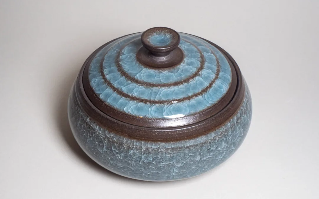 Treasure box from black stoneware and ice crackle glaze