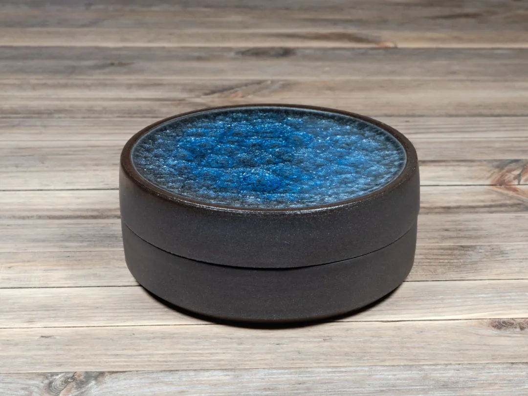 Cermic box with Ice-Crackle glaze.